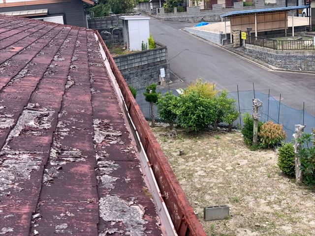 塗膜が剥がれたスレート屋根